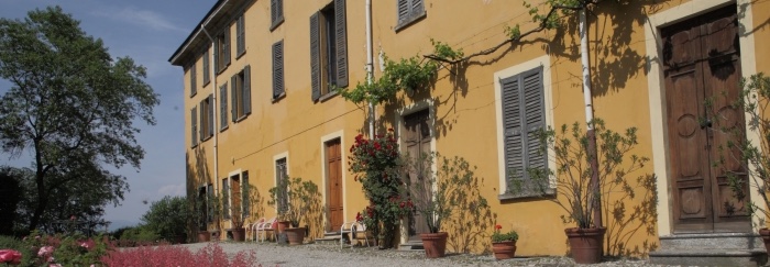 La facciata di villa Corti